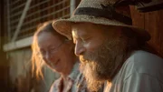 Elmar "Hube" Schroffenegger und Irene Opela vor dem Stall im Sonnenuntergang, Steinegg, Südtirol. Elmar "Hube" Schroffenegger und Irene Opela vor dem Stall im Sonnenuntergang, Steinegg, Südtirol.