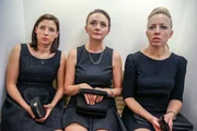 "Vorstadtweiber", (10). Bei Josefs Begräbnis kommt es zu einer großen Polizeiaktion: Maria, Waltraut, Caroline und Sabine werden verhaftet. Verdacht auf mutmaßliche Spekulationsgeschäfte und was Maria betrifft sogar Verdacht auf Mord, schließlich befinden sich ihre Fingerabdrücke auf der Mordwaffe. Sie ahnt, dass Joachim etwas mit dem Mord zu tun haben könnte und weiht Georg in ihrer Not ein. Anwältin Tina steht unterdessen vor der größten Herausforderung ihrer Karriere: Wie kann es ihr bei der erdrückenden Beweislage gelingen, die Frauen vor einer drohenden Anklage zu bewahren? Im Bild (v.li.): Martina Ebm (Caroline Melzer), Gerti Drassl (Maria Schneider), Nina Proll (Nicoletta Huber). "Vorstadtweiber", (10). Bei Josefs Begräbnis kommt es zu einer großen Polizeiaktion: Maria, Waltraut, Caroline und Sabine werden verhaftet. Verdacht auf mutmaßliche Spekulationsgeschäfte und was Maria betrifft sogar Verdacht auf Mord, schließlich befinden sich ihre Fingerabdrücke auf der Mordwaffe. Sie ahnt, dass Joachim etwas mit dem Mord zu tun haben könnte und weiht Georg in ihrer Not ein. Anwältin Tina steht unterdessen vor der größten Herausforderung ihrer Karriere: Wie kann es ihr bei der erdrückenden Beweislage gelingen, die Frauen vor einer drohenden Anklage zu bewahren? Im Bild (v.li.): Martina Ebm (Caroline Melzer), Gerti Drassl (Maria Schneider), Nina Proll (Nicoletta Huber).