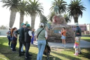 Die deutsche Auswanderin Jana Backhaus‑Tors während ihrer Stadtführung durch Swakopmund vor einer Gedenktafel. Die deutsche Auswanderin Jana Backhaus‑Tors während ihrer Stadtführung durch Swakopmund vor einer Gedenktafel.