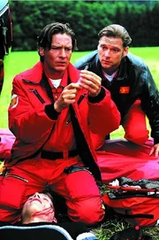 Dr. L&uuml;dwitz (Rainer Grenkowitz, l.) versorgt gemeinsam mit Pilot Thomas W&auml;chter (Manfed St&uuml;cklschwaiger, h.r.) den schwer verletzten Markus Bostel (Sebastian Str&ouml;bel).
