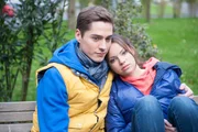 Kira (Barbara Prakopenka) nimmt Ringos (Timothy Boldt) Entschuldigung dafür, ihr nicht schon früher von der Affäre zwischen Sonja und Paco erzählt zu haben, zögerlich an. Kira (Barbara Prakopenka) nimmt Ringos (Timothy Boldt) Entschuldigung dafür, ihr nicht schon früher von der Affäre zwischen Sonja und Paco erzählt zu haben, zögerlich an.