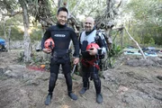 National Geographic Explorers Albert Lin und Guillermo De Anda bereiten sich vor, in einen neu entdeckten unterirdischen See abzutauchen.