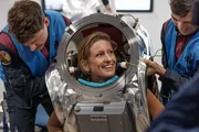Die Analog-Astronautin Carmen Köhler wird eingekleidet. Die Analog-Astronautin Carmen Köhler wird eingekleidet.