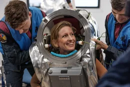 Die Analog-Astronautin Carmen K&ouml;hler wird eingekleidet.
