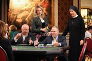Hanna entdeckt W&ouml;ller am Tisch (v.li.: Wolfgang M&uuml;ller, Monika Gruber, Fritz Wepper, Janina Hartwig).
