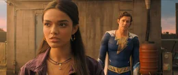 Anthea (Rachel Zegler), Superheld Freddy (Adam Brody).