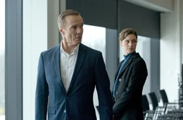 Personensch&uuml;tzerin Helen Schilling (r., Svenja Jung) ist besorgt um die Sicherheit von Wirtschafts- und Umweltminister Bauer (l., Hannes Jaenicke).
