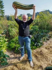 Lojze Wieser mit einer Zucchini vom Permakulturbauer Leo Simma in Hittisau.