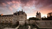 Schloss Chenonceau wurde in den Jahren 1514 bis 1522 auf den Fundamenten einer alten Mühle errichtet, später wurde es ausgebaut. Renaissance Architekt Philibert de l’Orme entwarf die Brücke die den Fluss überspannt. Schloss Chenonceau wurde in den Jahren 1514 bis 1522 auf den Fundamenten einer alten Mühle errichtet, später wurde es ausgebaut. Renaissance Architekt Philibert de l’Orme entwarf die Brücke die den Fluss überspannt.