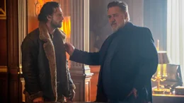 v.li.: Sergei Kravinoff / Kraven (Aaron Taylor-Johnson), Nikolai Kravinoff (Russell Crowe)