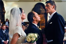 Fabian (Walter Sittler, r.) bricht zum Standesamt auf, um die Hochzeit von Patricia (Esther Schweins, l.) und Bruno (Michael Lott, M.) im letzten Augenblick zu verhindern. Selbstbewusst verschafft sich der sonst so zur&uuml;ckhaltende Fabian Zutritt zur Hochzeitsgesellschaft und platzt mitten in die Zeremonie ...