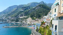 Die &bdquo;Amalfitana&ldquo;, eine spektakul&auml;re K&uuml;stenstra&szlig;e, verbindet die Orte entlang der italienischen Amalfik&uuml;ste.