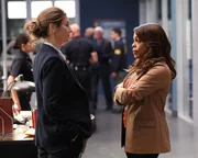 l-r: Casey Fox (Kat Foster), Simone Clark (Niecy Nash)