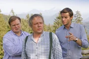 Die Cops Hartl (Michael A. Grimm, l.) und Hansen (Igor Jeftic, r.) trauen H&uuml;ttenwirt M&uuml;hltaler (Wowo Habdank, m.) zu, dass er das Opfer nach einem heftigen Streit erschlagen hat.
