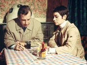 Oberkommissar Haverkamp (Hansjörg Felmy) verhört Frau Ursula Danz (Monica Bleibtreu), die mit Walter Maurer zusammen im Hotel "Stella" war als der Mord geschah. Oberkommissar Haverkamp (Hansjörg Felmy) verhört Frau Ursula Danz (Monica Bleibtreu), die mit Walter Maurer zusammen im Hotel "Stella" war als der Mord geschah.