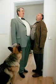 "Kommissar Rex", "Blond, hübsch, tot." Ein Briefträger übergibt einer jungen, blonden Frau einen Brief. Als er die Wohnung wieder verlässt, ist sie tot. Marc, Niki und Rex ermitteln; kurz darauf wird eine zweite junge Frau ermordet. Im Bild (v.li.): Gerhard Zemann (Dr. Leo Graf), Martin Weinek (Fritz Kunz). "Kommissar Rex", "Blond, hübsch, tot." Ein Briefträger übergibt einer jungen, blonden Frau einen Brief. Als er die Wohnung wieder verlässt, ist sie tot. Marc, Niki und Rex ermitteln; kurz darauf wird eine zweite junge Frau ermordet. Im Bild (v.li.): Gerhard Zemann (Dr. Leo Graf), Martin Weinek (Fritz Kunz).