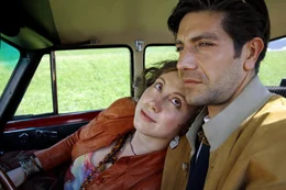 Erna (Katharina Haudum li.) und Salvatore (Fabrizio Bucci re.) kommen sich näher.