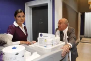 Chris (Sophia Thomalla, l.), Jessica und Bilge k&uuml;mmern sich um einen besonderen Gast: Den 78-j&auml;hrigen Baron Jonas H&auml;sters (Ulrich Jackwitz, r.). Er glaubt, heute Hochzeitstag zu haben ...