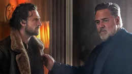 v.li.: Sergei Kravinoff / Kraven (Aaron Taylor-Johnson), Nikolai Kravinoff (Russell Crowe)