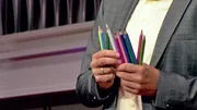 Buntstifte in Haenden von Daniel Mueller