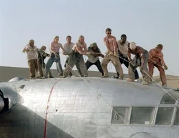 Die &Uuml;berlebenden eines Flugzeugabsturzes versuchen mit aller Kraft, aus dem Wrack ein neues Flugzeug zu bauen. V.l.: Sammi (Jacob Vargas), Elliott (Giovanni Ribisi), Kelly (Miranda Otto), Ian (Hugh Laurie), James (Scott Michael Campbell), Rady (Kevork Malikyan), Frank (Dennis Quaid), AJ (Tyrese Gibson), Jeremy (Sticky Fingaz) und Alex (Tony Curran).