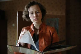 Erna (Katharina Haudum).