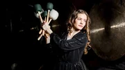 Ein spektakuläres Feuerwerk mit Drohnen-Ballett um den Pariser Eiffelturm und unzählige Weltstars: Das größte Klassik-Event Europas bietet alljährlich Superlative. Marina Viotti und Jakub Józef Orliński singen die schönsten Opernarien aus Frankreich und Italien. Pianostar Hayato Sumino bringt mit Gershwin jazzige Klänge ins Programm und Perkussionistin Adélaïde Ferrière sprüht vor Energie. Echte Stammgäste beim Concert de Paris sind Cellist Gautier Capuçon und Geiger Daniel Lozakovich, das wie immer vom Orchestre National de France und dem Chor von Radio France gestaltet wird. - Adélaïde Ferrière, Perkussion Ein spektakuläres Feuerwerk mit Drohnen-Ballett um den Pariser Eiffelturm und unzählige Weltstars: Das größte Klassik-Event Europas bietet alljährlich Superlative. Marina Viotti und Jakub Józef Orliński singen die schönsten Opernarien aus Frankreich und Italien. Pianostar Hayato Sumino bringt mit Gershwin jazzige Klänge ins Programm und Perkussionistin Adélaïde Ferrière sprüht vor Energie. Echte Stammgäste beim Concert de Paris sind Cellist Gautier Capuçon und Geiger Daniel Lozakovich, das wie immer vom Orchestre National de France und dem Chor von Radio France gestaltet wird. - Adélaïde Ferrière, Perkussion