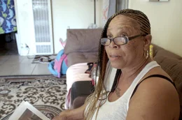 Pam Brooks, Producerin und alte Freundin des Filmemachers Nick Broomfield, hat beste Kontakte in die Gangsta-Rap- und Gang-Szene LA&rsquo;s.