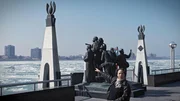 Kimberly Simmons am Denkmal der &bdquo;Underground Railroad&ldquo; zeigt auf die andere Uferseite. Dort hin waren auch einst ihre Vorfahren vor der Sklaverei gefl&uuml;chtet, &uuml;ber den Detroit River, ins freie Kanada.