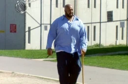 Suge Knight, Mitbegr&uuml;nder von Death Row Records, wurde wegen Mordes, versuchten Mordes und Unfallflucht angeklagt und zu 28 Jahren Haft verurteilt.