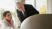 Analysieren die Spuren am Tatort: Shadi Hedayati als Dr. Sarah Darbandi, Rainer Hunold als Bernd Reuther Analysieren die Spuren am Tatort: Shadi Hedayati als Dr. Sarah Darbandi, Rainer Hunold als Bernd Reuther