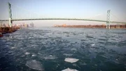 Der Detroit River ist eine Landesgrenze. Links die USA und die Stadt Detroit, rechts das kanadische Ufer.