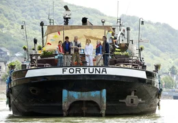 Die letzte Fahrt (v.li.n.re.): Lucy (Stella Kunkat), Jan (S&ouml;nke M&ouml;hring), Rainer (Heinz Baumann), Claudia (Julia J&auml;ger), Jonas (Sammy Scheuritzel) und Michael (Thomas Sarbacher).