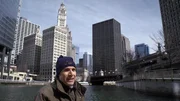 Moderator und Fernsehproduzent, Geoffrey Bear, gibt Flussf&uuml;hrungen auf dem Chicago River.