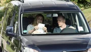 Die erste Bewährungsprobe für Landarzt Dr. Wegner (Simon Schwarz) und seine neue Versorgungassistentin Vera (Rebecca Immanuel). Die erste Bewährungsprobe für Landarzt Dr. Wegner (Simon Schwarz) und seine neue Versorgungassistentin Vera (Rebecca Immanuel).
