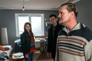 Überbringen dem Vater der Toten die Nachricht, v.li.: Anika Baumann als Julia Schröder, Jannik Mioducki als Alexander Witte, David Bredin als Dennis Finck Überbringen dem Vater der Toten die Nachricht, v.li.: Anika Baumann als Julia Schröder, Jannik Mioducki als Alexander Witte, David Bredin als Dennis Finck