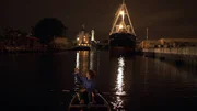 Flex, der Kajak Tour Guide, zeigt den Miami Hafen bei Nacht.