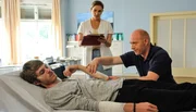 Im Bild: Leonard Proxauf (Max Bogner), Rebecca Immanuel (Vera Mundt), Simon Schwarz (Chris Wegner).