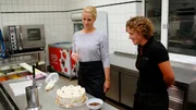 Judith Rakers bestaunt ihre erste selbstgemachte Friesentorte. Judith Rakers bestaunt ihre erste selbstgemachte Friesentorte.