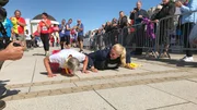 Judith Rakers im Kräftemessen mit der ältesten Teilnehmerin beim 14. Borkumer Meilenlauf. Judith Rakers im Kräftemessen mit der ältesten Teilnehmerin beim 14. Borkumer Meilenlauf.