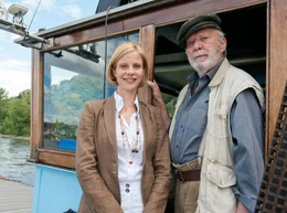 Claudia (Julia J&auml;ger) begleitet ihren Vater Rainer (Heinz Baumann) auf seiner letzten Fahrt.