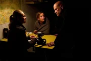 Greta (Muriel Baumeister) berichtet Kommissar Krüger (Christian Redl) und der Kriminalbiologin Anna (Rike Schäffer), was ihr zugestoßen ist. Greta (Muriel Baumeister) berichtet Kommissar Krüger (Christian Redl) und der Kriminalbiologin Anna (Rike Schäffer), was ihr zugestoßen ist.