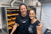 Moritz Klein und seine Frau Deniz betreiben in Frankfurt die Fischräuscherei "Lachs und Moritz". Moritz Klein und seine Frau Deniz betreiben in Frankfurt die Fischräuscherei "Lachs und Moritz".