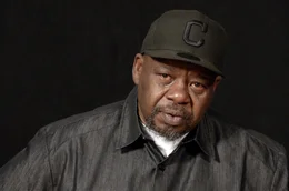 Mob James, Blood Gang Security, ist ebenfalls mit Plattenboss Suge Night aufgewachsen und schildert die Verstrickungen Gangs- und Gangsta-Rap-Business.