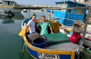 Moderator Daniel Aßmann und Fischer Andrew Grechauf im Hafen von Marsaxlokk. Moderator Daniel Aßmann und Fischer Andrew Grechauf im Hafen von Marsaxlokk.