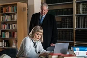 Oberstaatsanwalt Bernd Reuther (Rainer Hunold) hat einige Fragen an Rechtsreferendarin Dr. Alina Berg (Paulina Alpen). Oberstaatsanwalt Bernd Reuther (Rainer Hunold) hat einige Fragen an Rechtsreferendarin Dr. Alina Berg (Paulina Alpen).