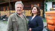 Der Bergdoktor Staffel 16 Getrennte Welten – Teil 2 Ein Mann und zwei Frauen, die eine sitzt auf dem Traktor: Heiko Ruprecht als Hans Gruber, Monika Baumgartner als Lisbeth Gruber, Nathalie Schott als Julia Andermatt Der Bergdoktor Staffel 16 Getrennte Welten – Teil 2 Ein Mann und zwei Frauen, die eine sitzt auf dem Traktor: Heiko Ruprecht als Hans Gruber, Monika Baumgartner als Lisbeth Gruber, Nathalie Schott als Julia Andermatt