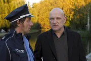 Oberinspektor Fichte (Thorsten Merten, li.) berichtet Kommissar Krüger (Christian Redl, re.) von seiner Recherche im Verwaltungsgericht. Oberinspektor Fichte (Thorsten Merten, li.) berichtet Kommissar Krüger (Christian Redl, re.) von seiner Recherche im Verwaltungsgericht.