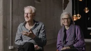 Auch Jans Eltern, Theo Jansen und Dörte Eißfeldt, äußern sich im Film zum musikalischen Werdegang ihres Sohnes. Auch Jans Eltern, Theo Jansen und Dörte Eißfeldt, äußern sich im Film zum musikalischen Werdegang ihres Sohnes.