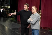 Von links: Sebastian Bezzel und Simon Schwarz auf der Bühne. Von links: Sebastian Bezzel und Simon Schwarz auf der Bühne.